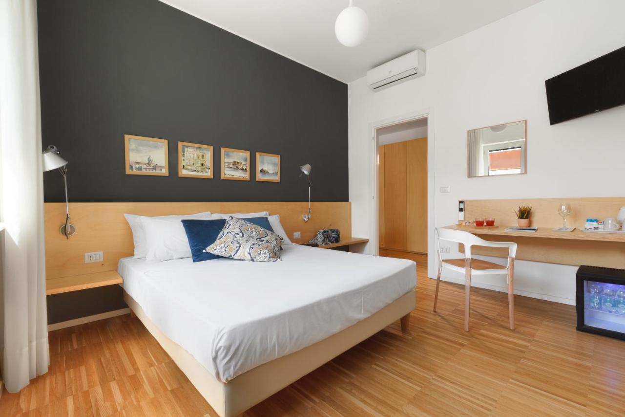 Vivaldo Suite Piazza Dei Martiri - Guest House Neapel Exterior foto